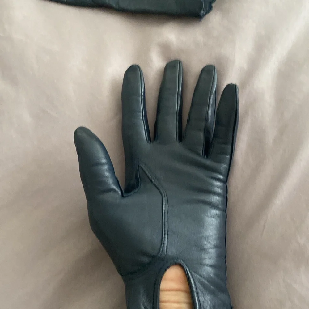 Ladies genuine vintage leather gloves in excellent condition. No rips. - Picture 5 of 6